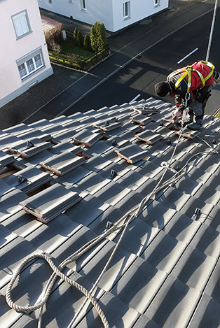 Dachreparatur der Rohner Gebäudehüllen GmbH aus Grabs Werdenberg