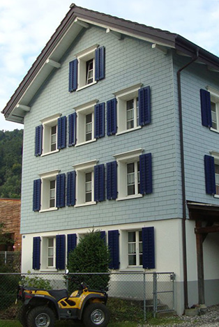Holz-Fassade der Rohner Gebäudehüllen GmbH aus Grabs